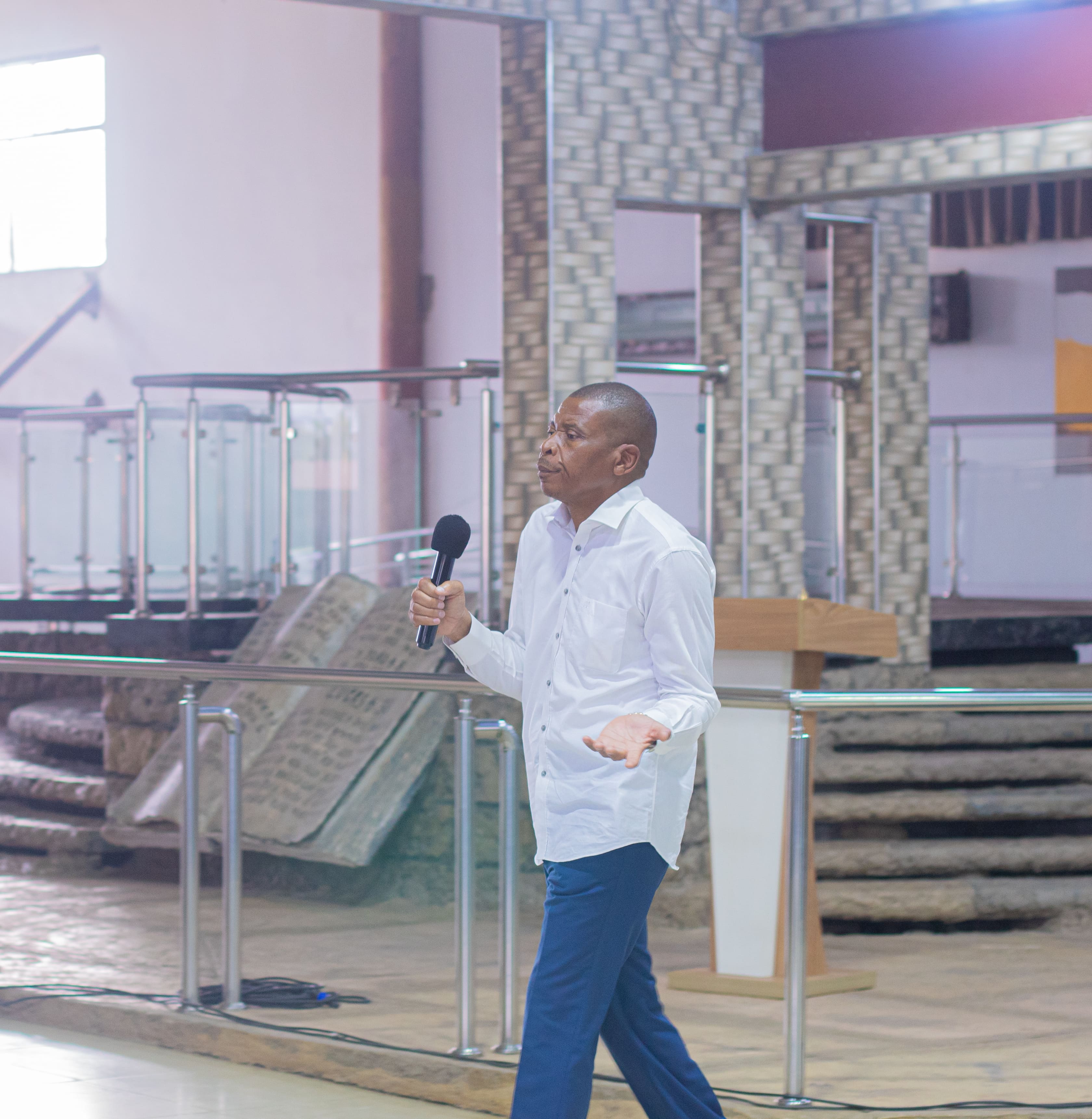 Apóstolo Jeque ministrando a palavra de Deus