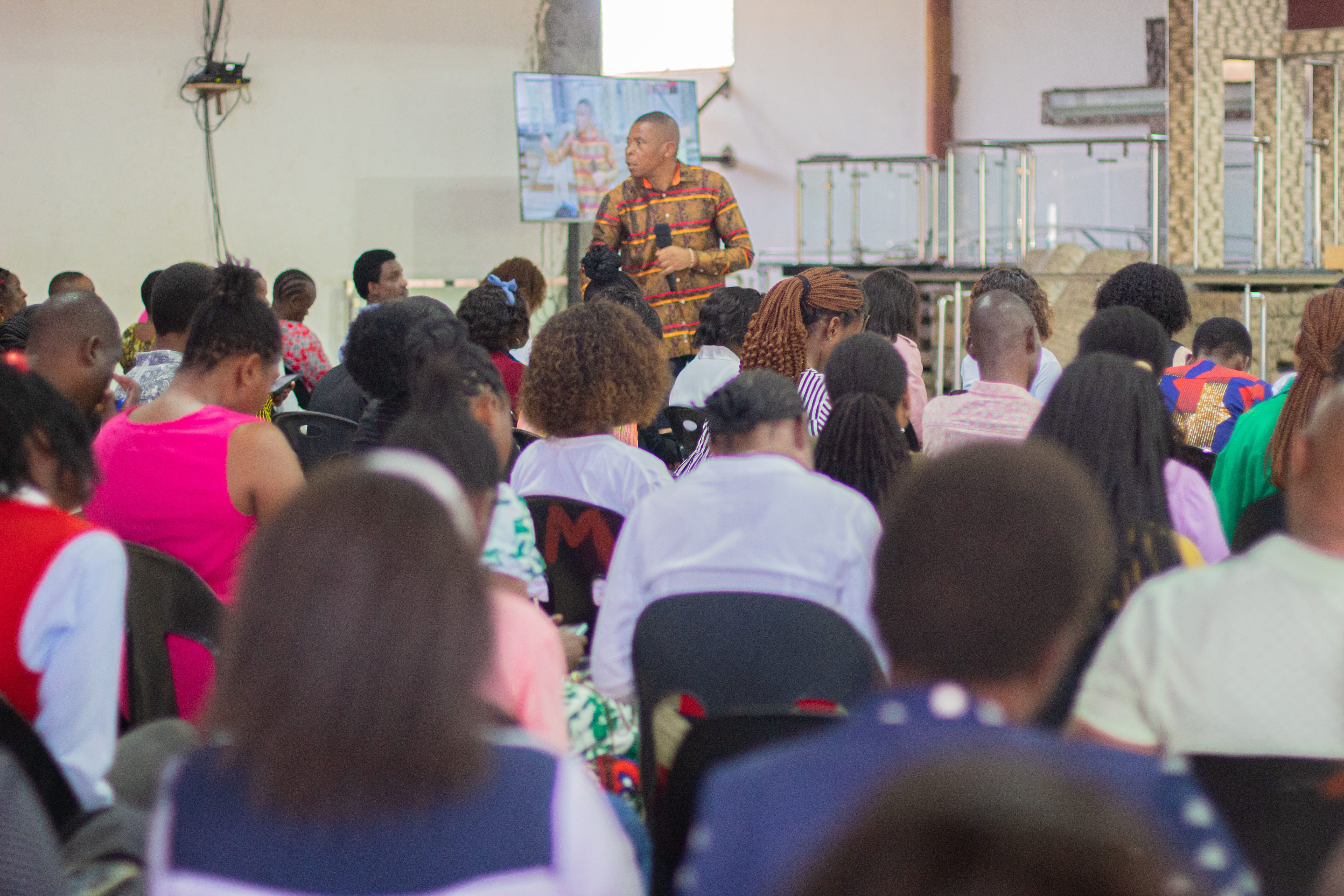 Apóstolo Jeque com membros da igreja