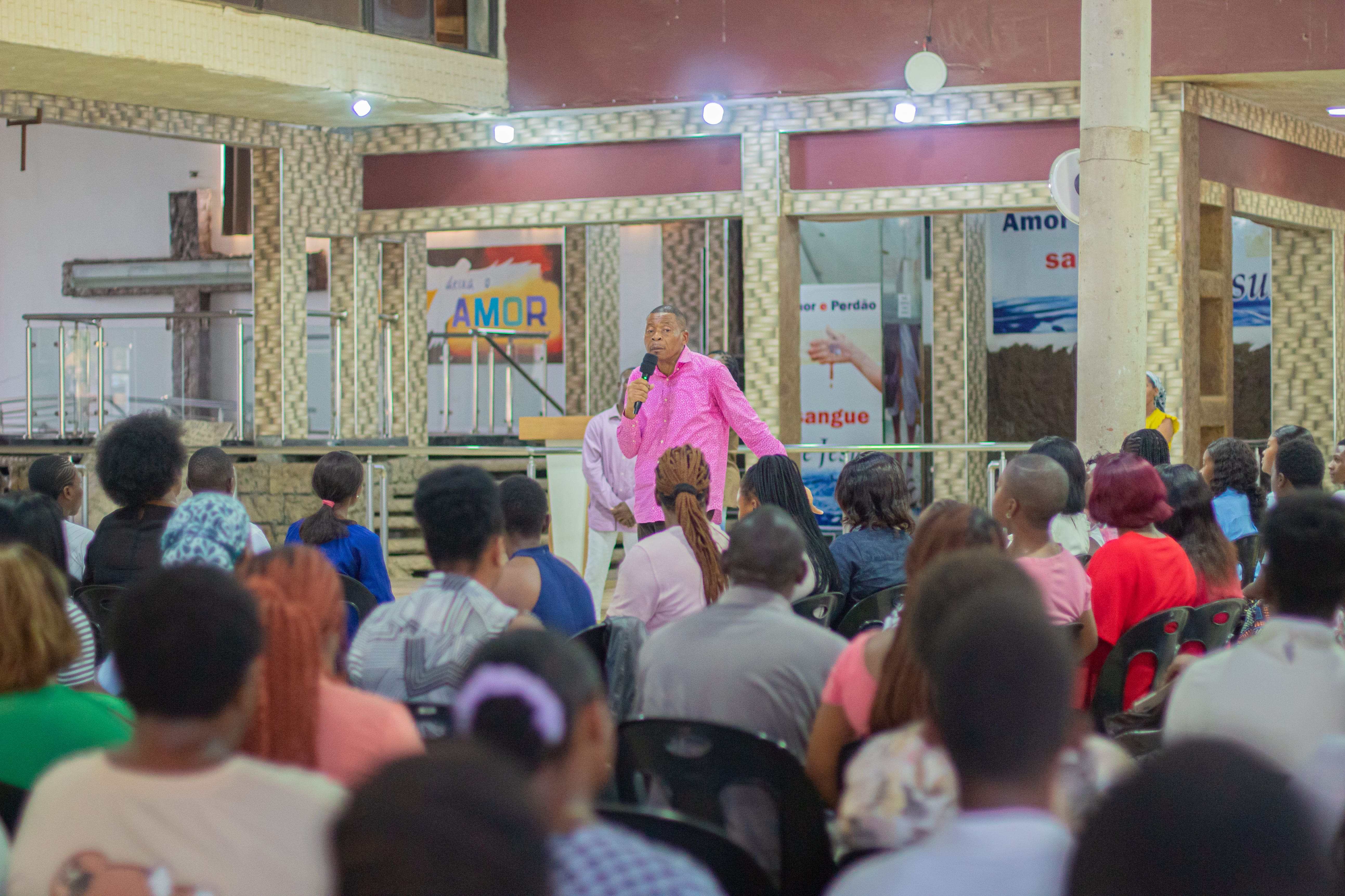 Apóstolo Jeque com membros da igreja