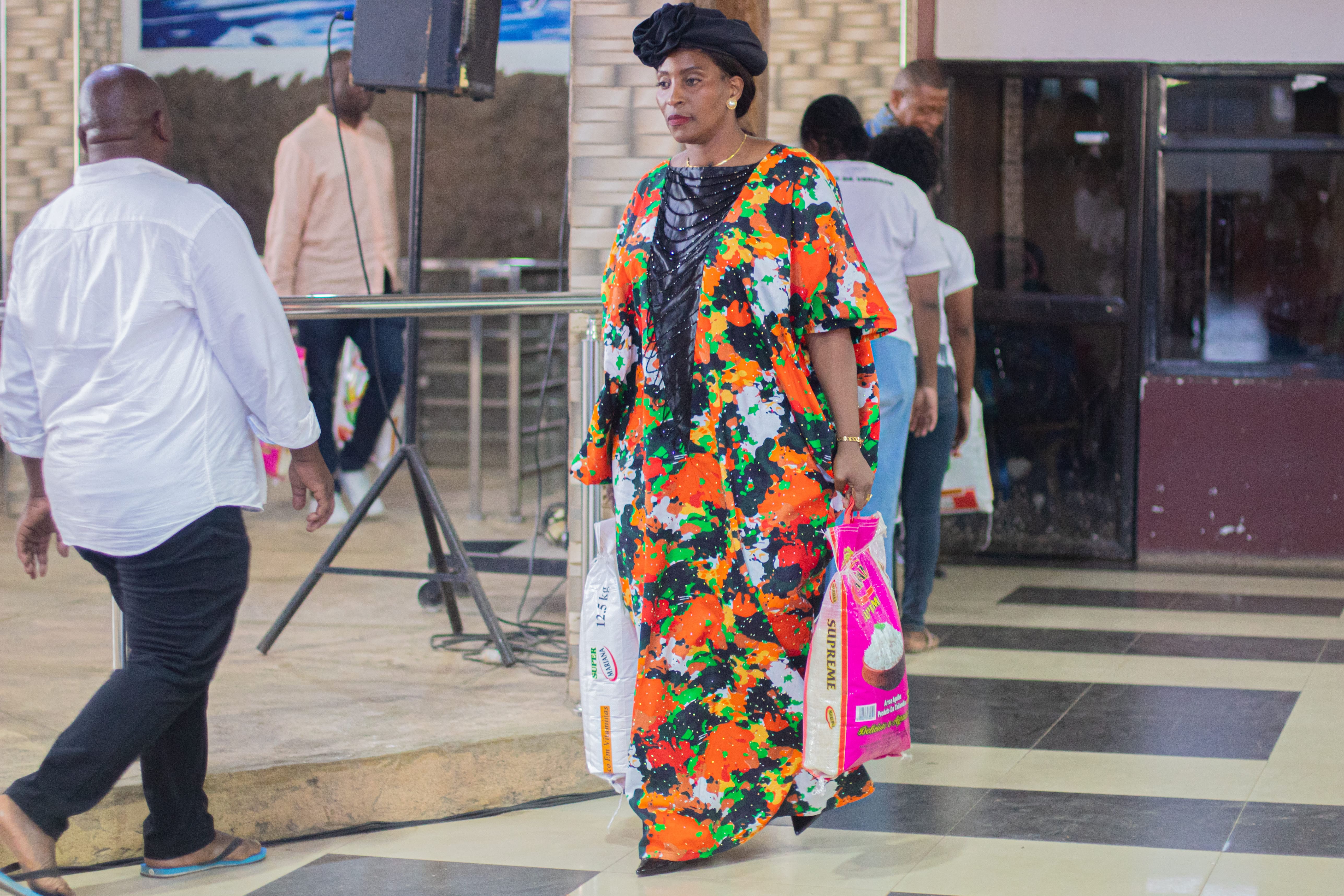 Crianças recebendo apoio