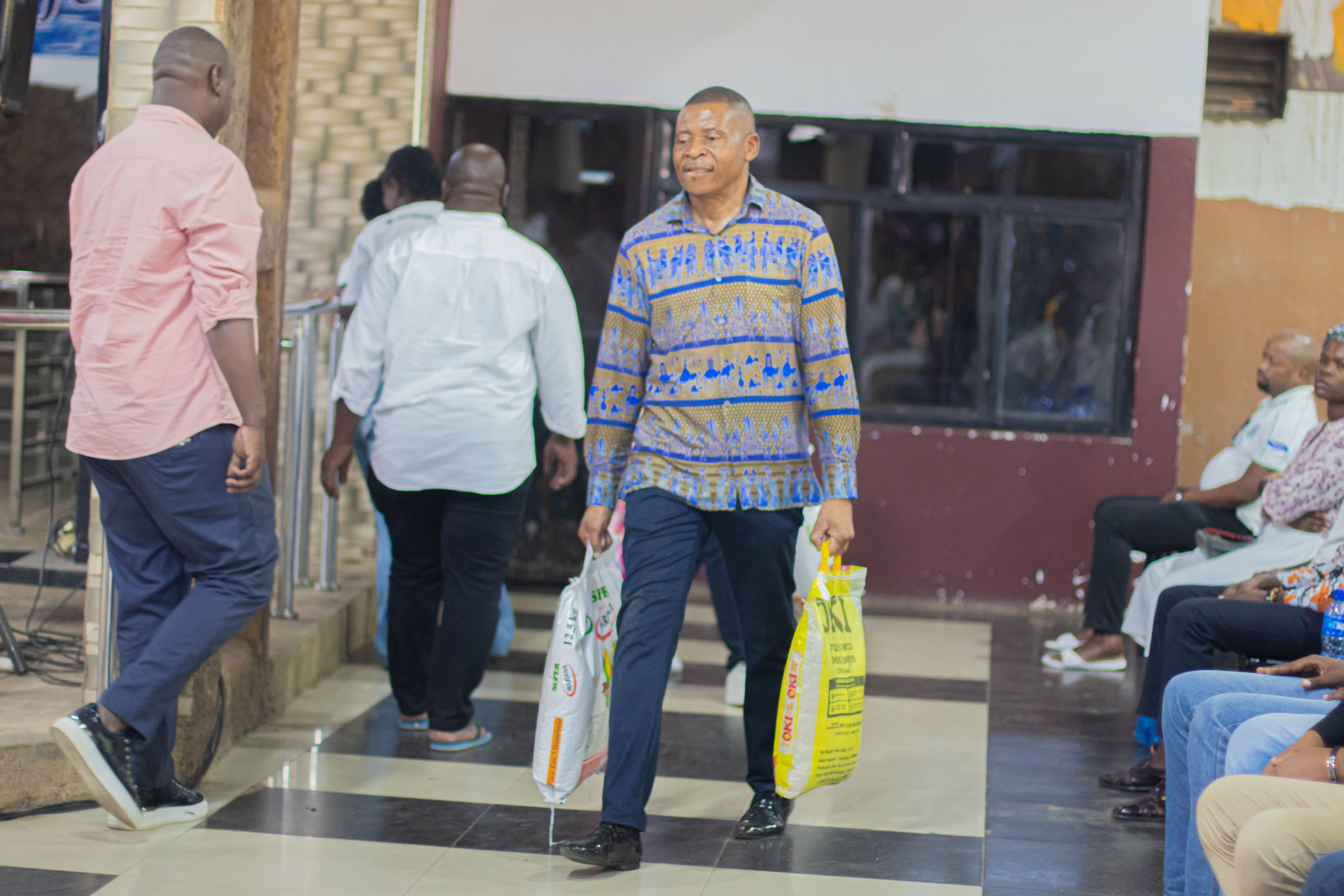 Voluntários ajudando na comunidade
